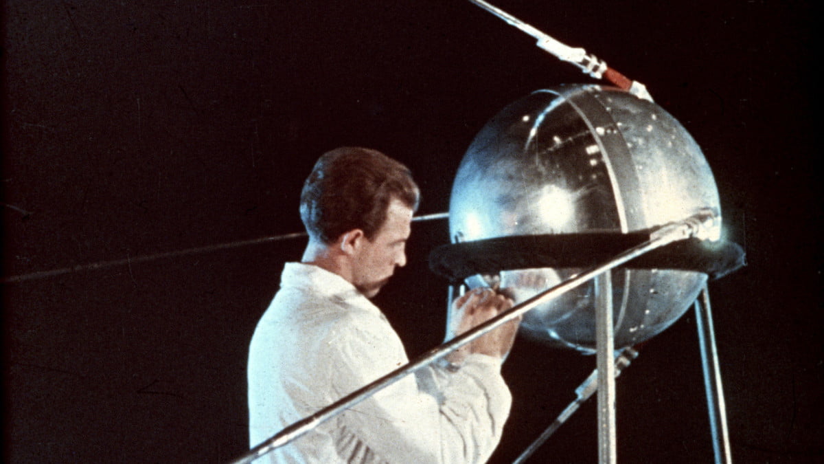 O Sputnik 1, o primeiro satélite artificial lançado no espaço pela URSS, em 1957