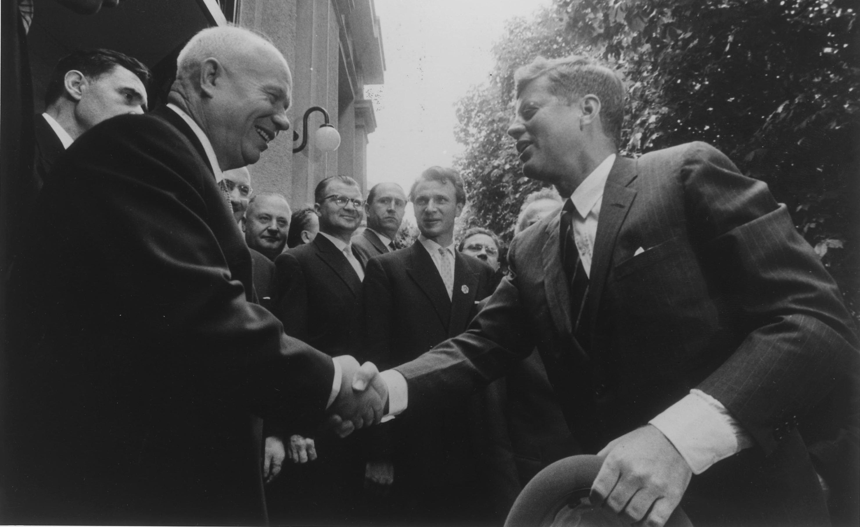 Nikita Khrushchov, ex-primeiro-ministro da URSS e John F. Kennedy, 35º presidente dos EUA