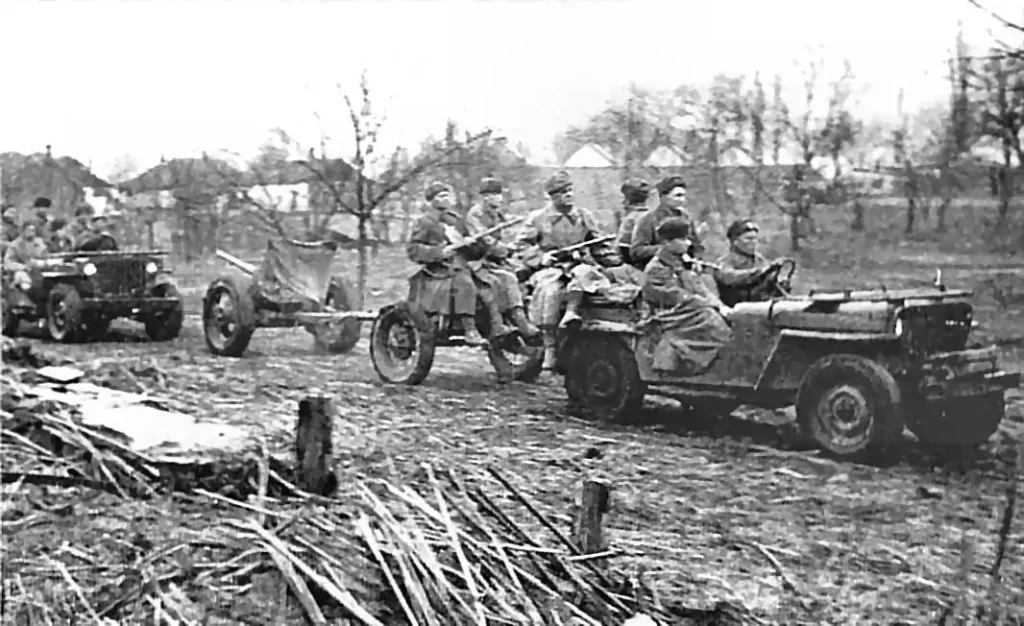 Soldados soviéticos em veículos Jeep americanos