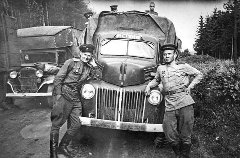 Soviéticos em um Ford G8T do programa Lend-Lease