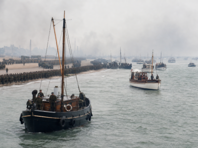 Pequenos barcos e navios militares durante a evacuação de Dunkirk em 1940