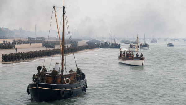 Pequenos barcos e navios militares durante a evacuação de Dunkirk em 1940