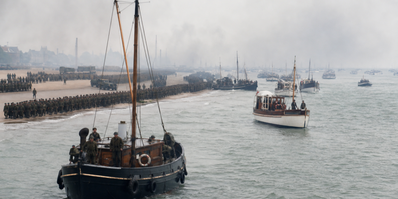 Pequenos barcos e navios militares durante a evacuação de Dunkirk em 1940