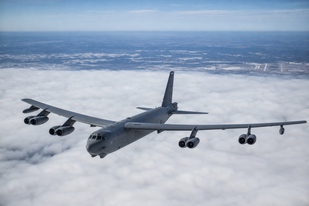 B-52 Stratofortress em voo alto sobre nuvens em imagem documental sem ação de combate.