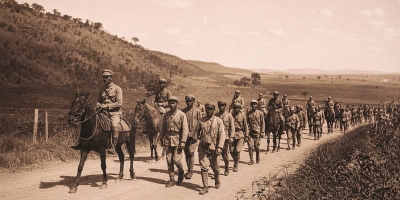 Representação histórica de soldados da Coluna Prestes marchando por estrada rural brasileira nos anos 1920