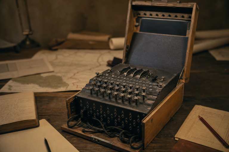 Máquina Enigma sobre mesa de madeira com papéis e mapas desfocados ao fundo
