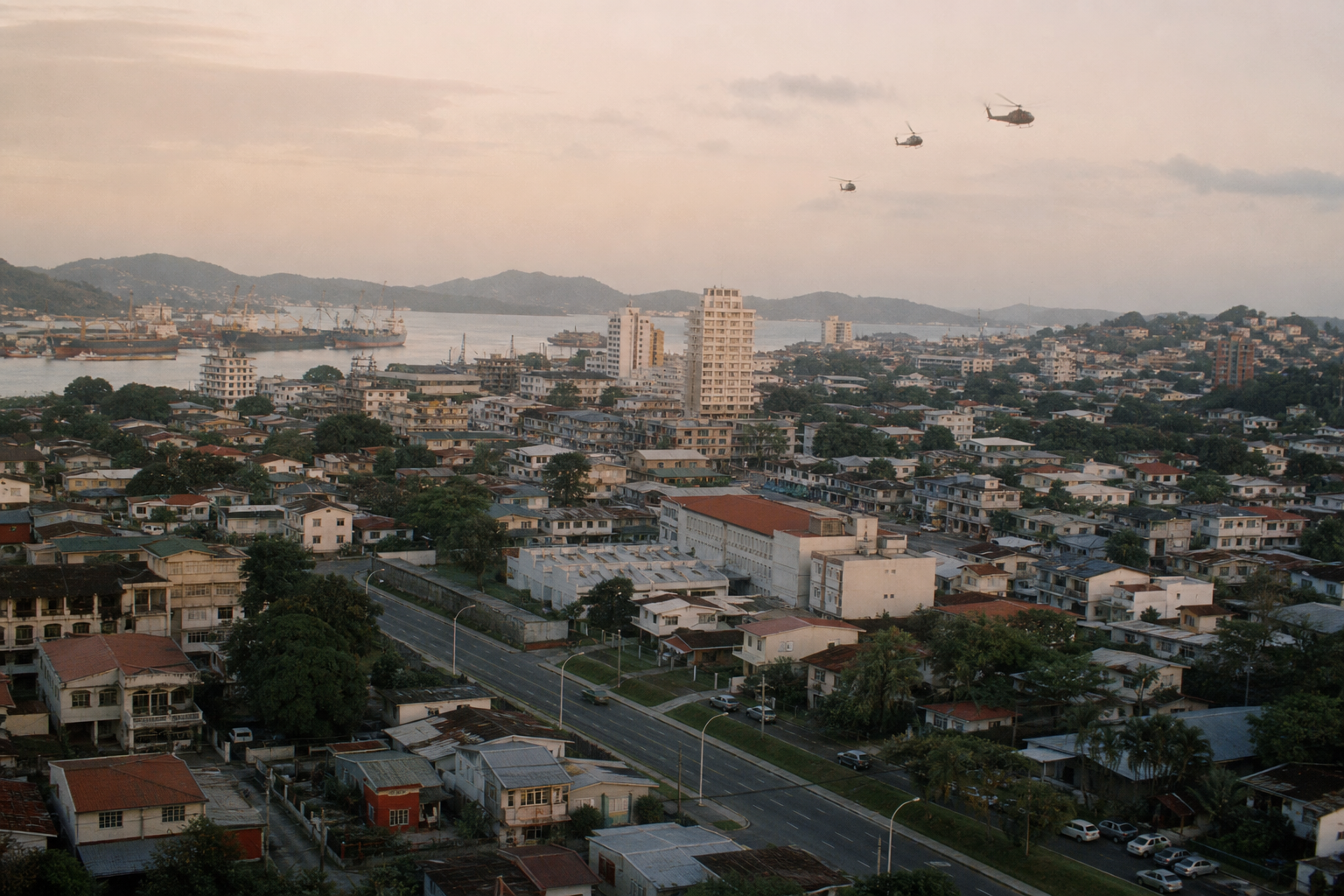 Vista urbana do Panamá no fim dos anos 1980 com helicópteros militares ao longe durante a Operação Just Cause
