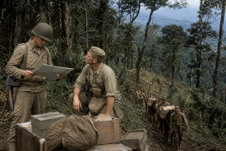 Soldados em trilha de selva durante a campanha de Kohima e Imphal, com suprimentos e mapas