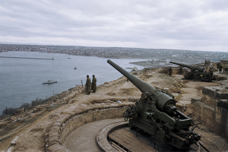 Fortificações costeiras de Sevastopol com canhões e o Mar Negro ao fundo durante a Segunda Guerra Mundial.