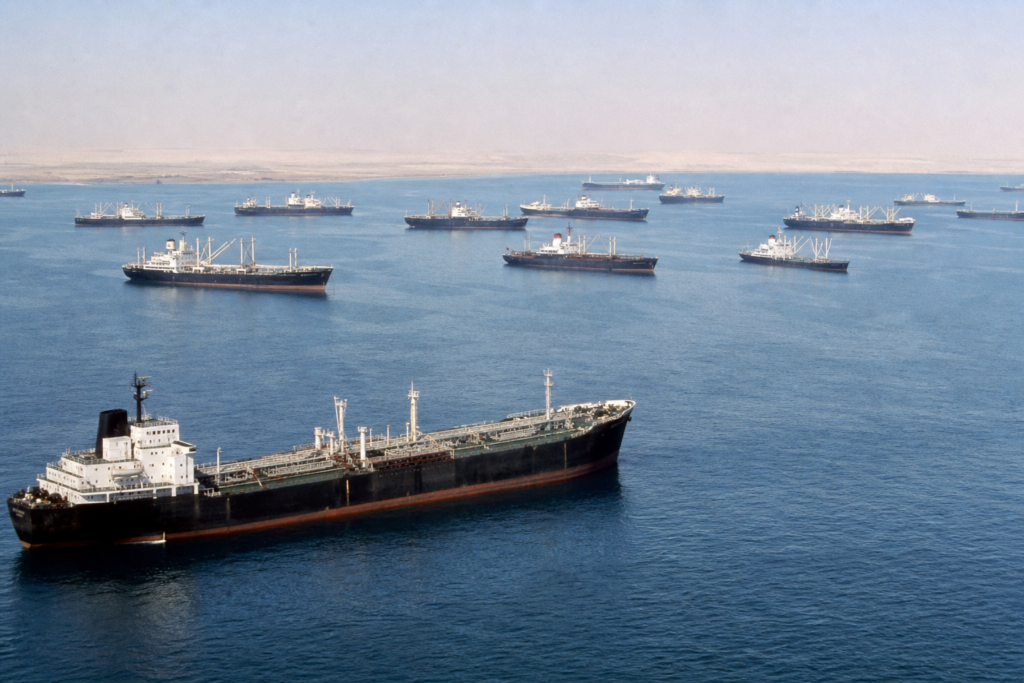 Petroleiros e navios mercantes dos anos 1950 em contexto da crise do petróleo de Suez.