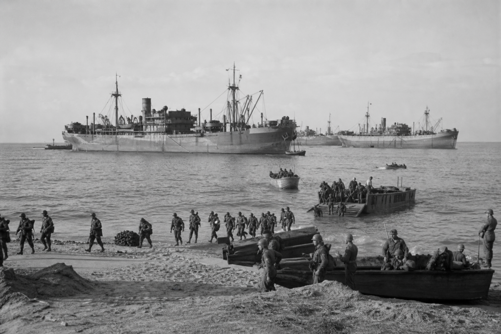 Navios e soldados aliados desembarcando no Norte da África durante a Operação Torch em 1942