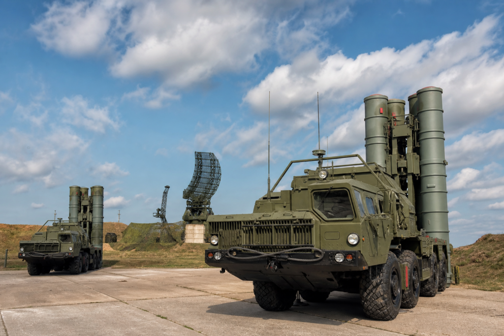 Lançadores móveis de sistema antiaéreo moderno em posição estática com radar ao fundo.