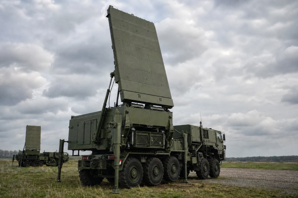 Radar móvel de vigilância aérea em caminhão pesado durante exercício.